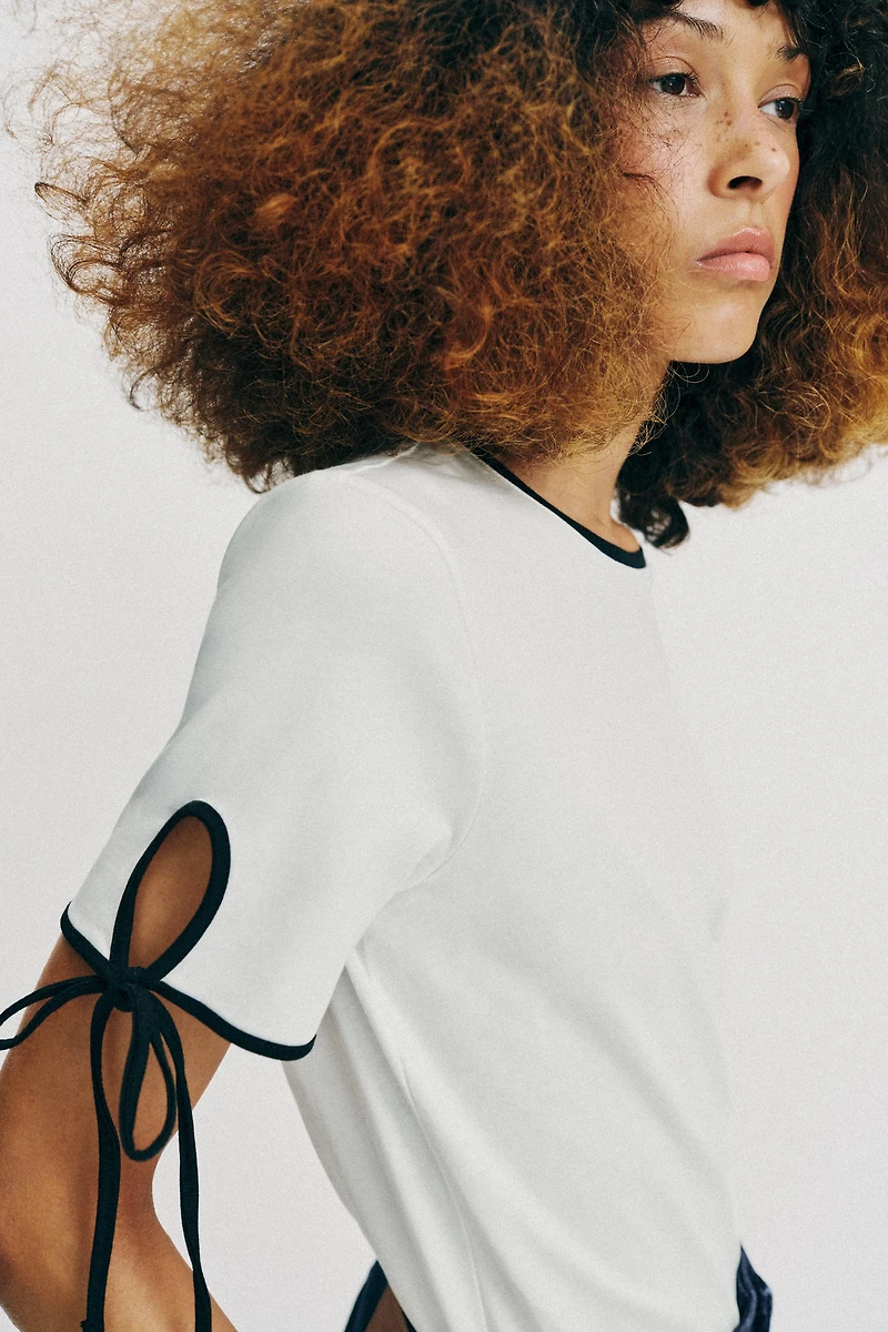 CONTRAST BOW T-SHIRT