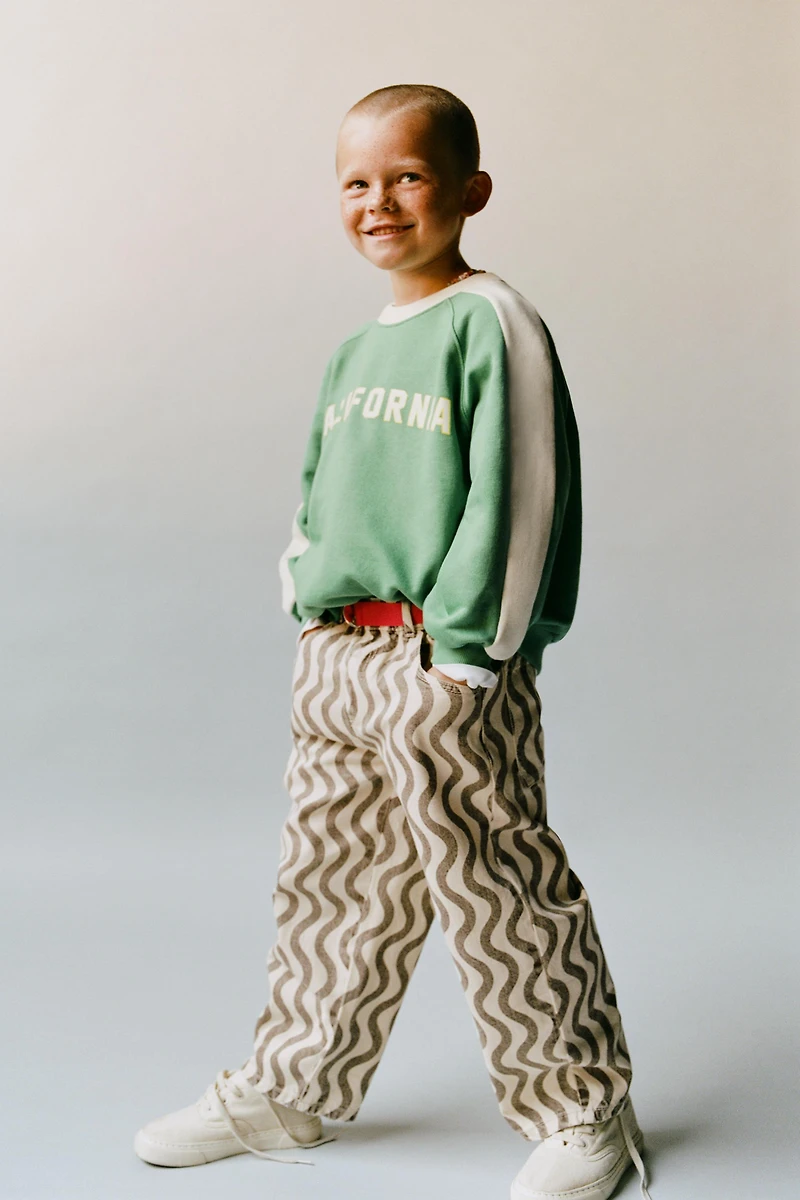 CONTRASTING TEXT STRIPED SWEATSHIRT
