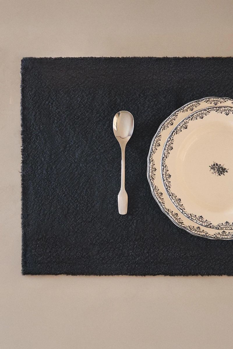 LINEN PLACEMAT WITH FRAYED EDGE