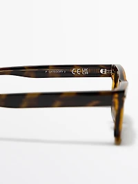 Lunettes de soleil étroites