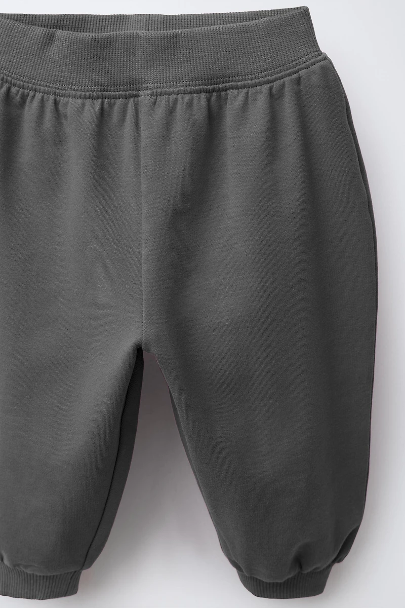 SWEATSHIRT AND JOGGER PANTS SET