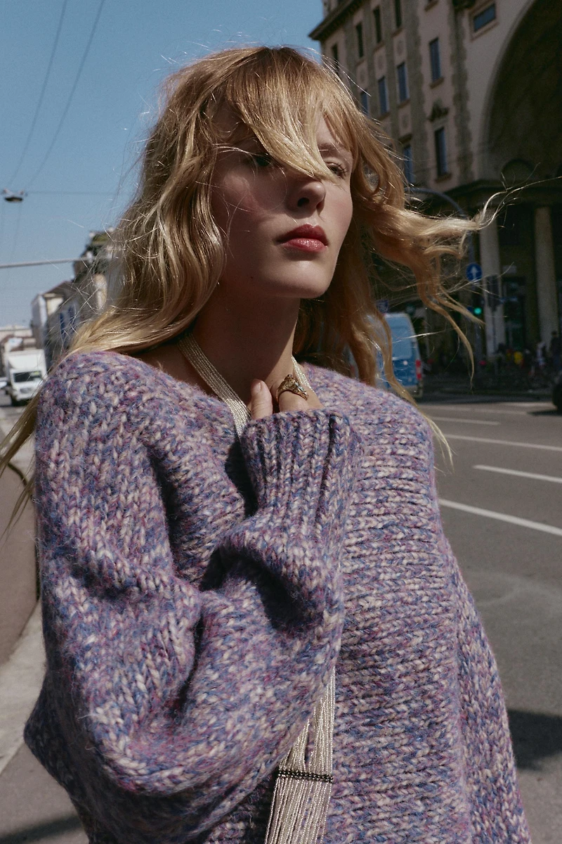 OVERSIZED KNIT SWEATER