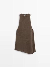 Total look asymmetric halter knit top