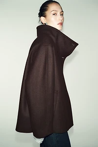 MANTEAU COURT AVEC LAINE ET COL MONTANT