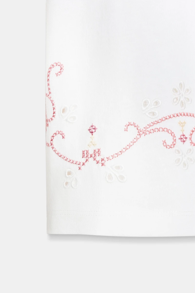 CONTRAST EMBROIDERED T-SHIRT