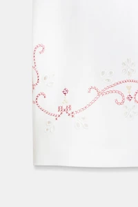 CONTRAST EMBROIDERED T-SHIRT