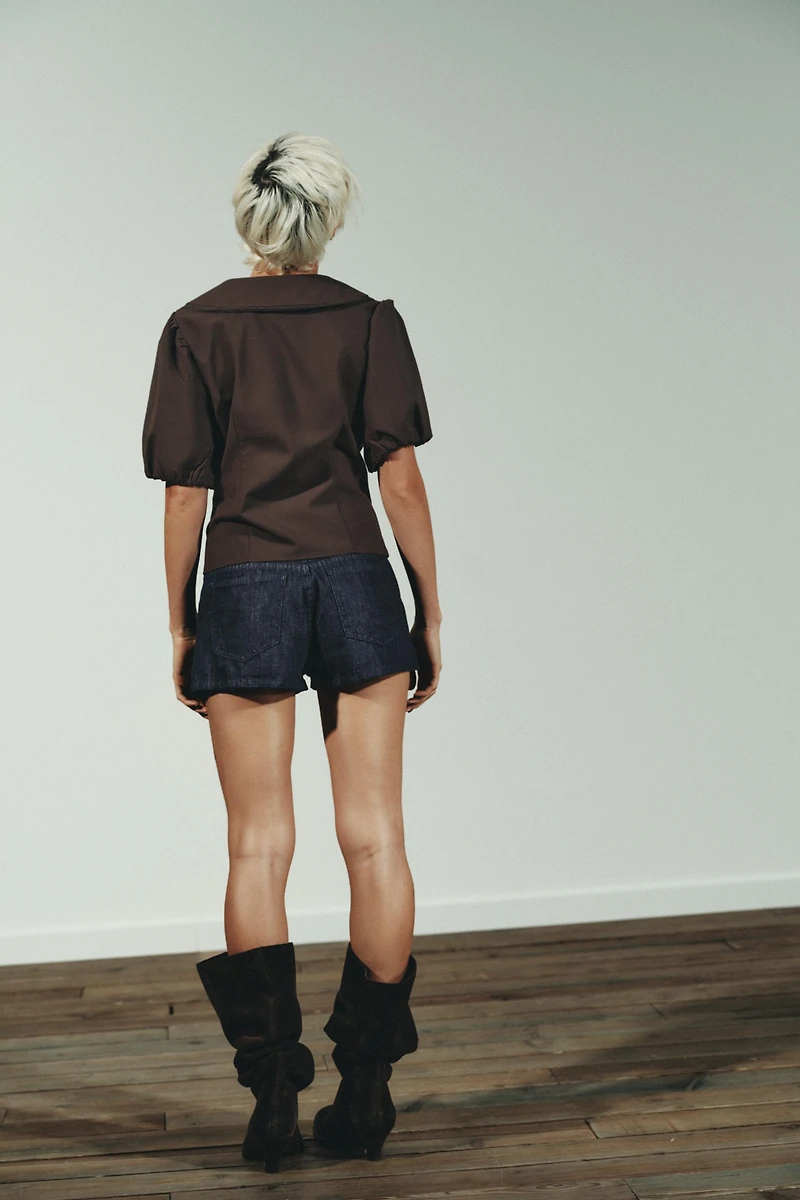 HAUT À COL CLAUDINE ET MANCHES BOUFFANTES