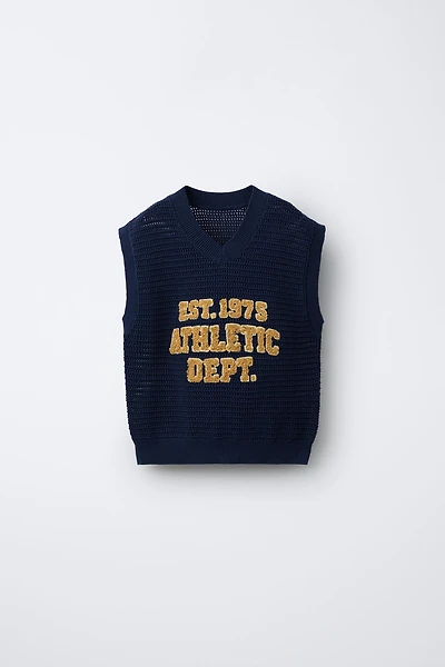 GILET EN MAILLE AVEC INSCRIPTION VELOURS BOUCLÉ