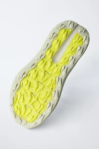 SPORTY SNEAKERS