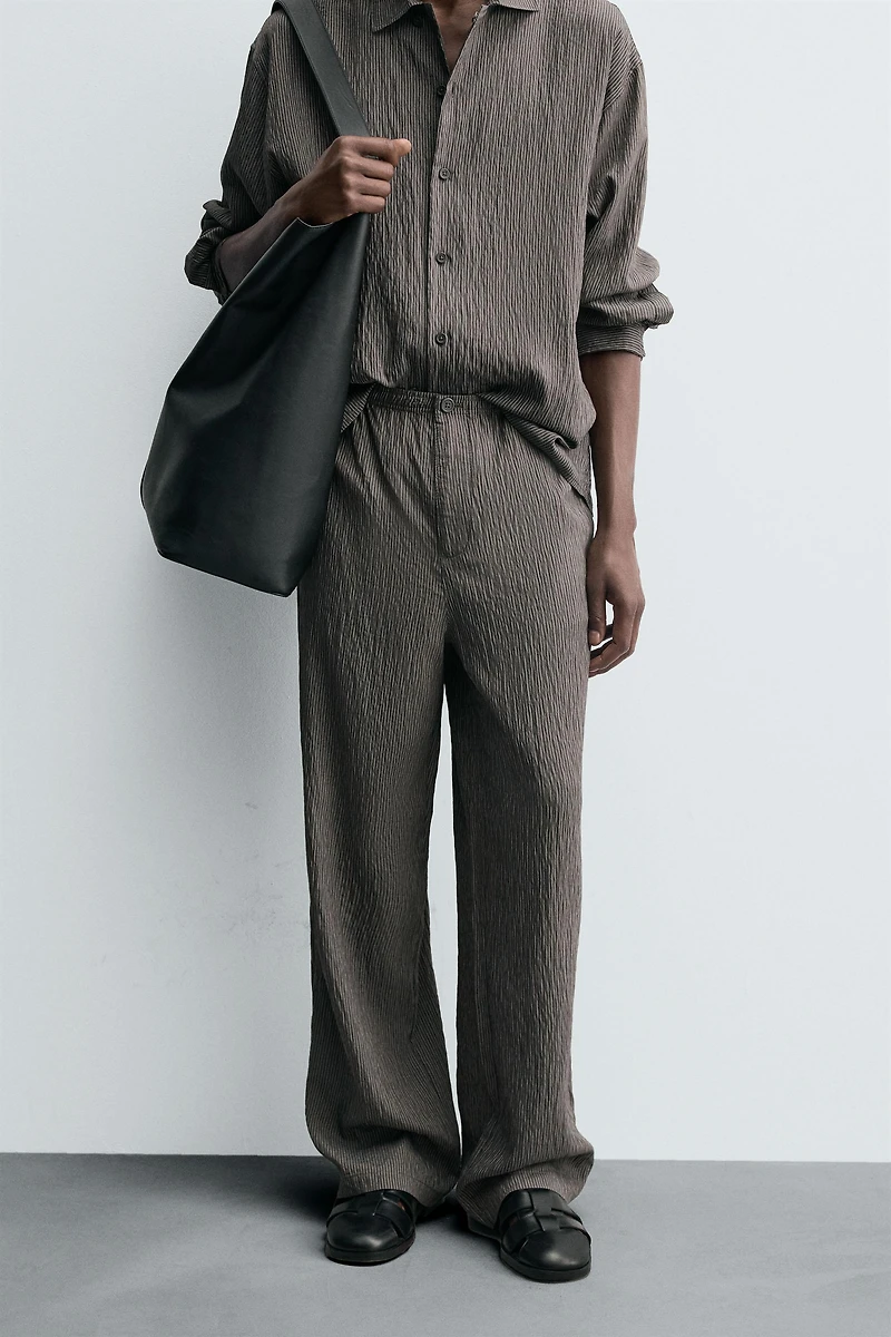 PANTALON FLUIDE À RAYURES ET EFFET FROISSÉ
