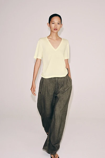 FLOWY V-NECK T-SHIRT