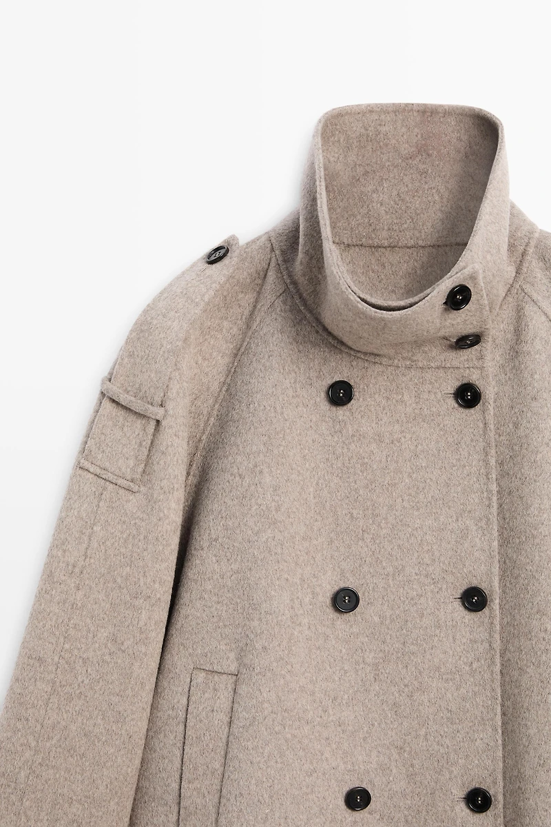 Trench court détails boutonnés