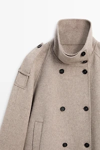 Trench court détails boutonnés