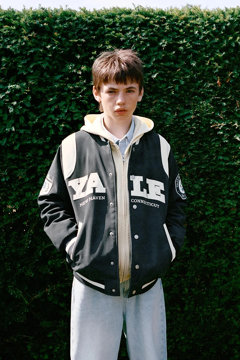 BLOUSON BOMBER EN MATIÈRE SYNTHÉTIQUE IMPRIMÉ YALE UNIVERSITY ™