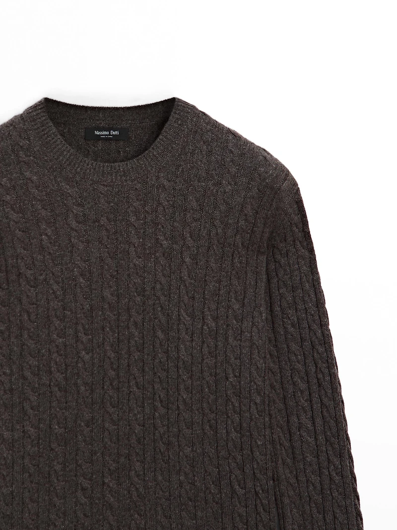 Pull en maille tressée à col rond
