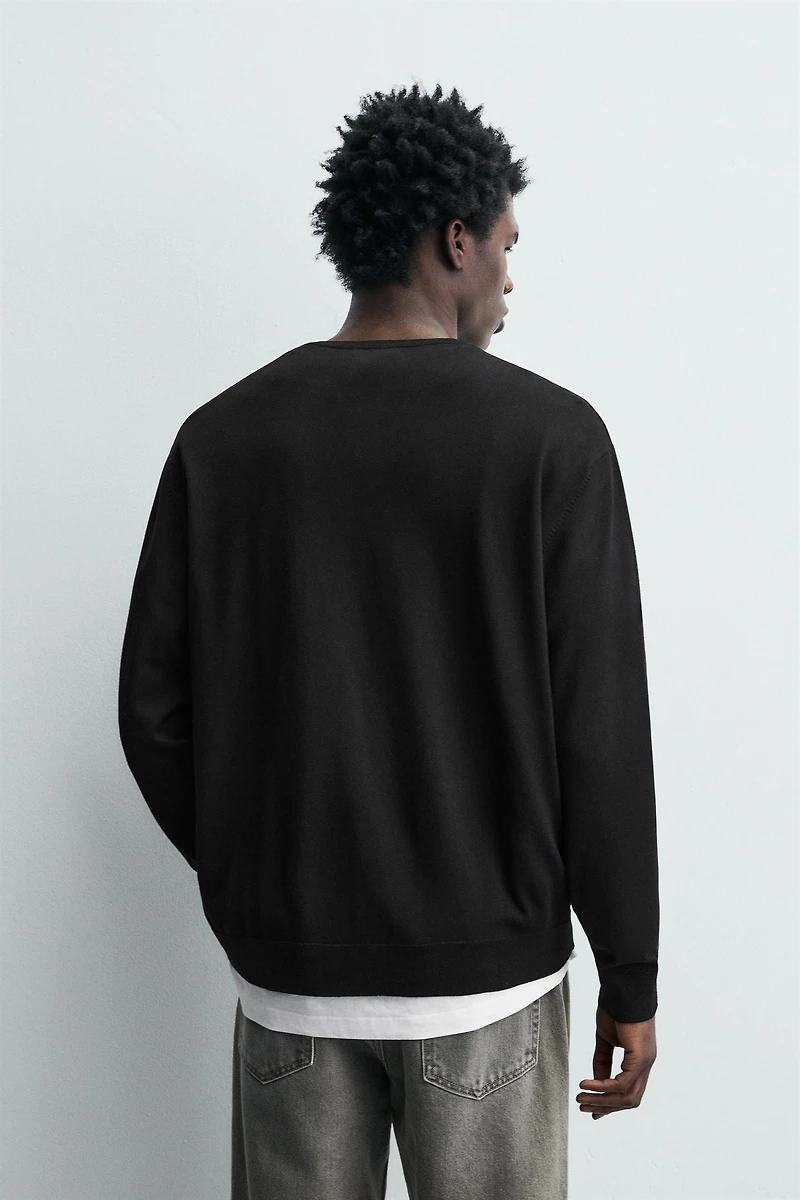 BASIC V-NECK SWEATER