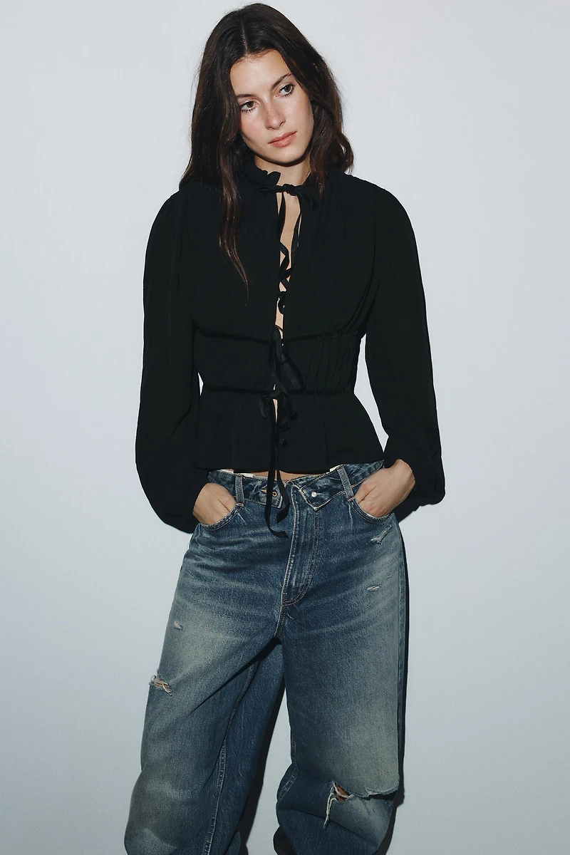 BLOUSE EN CRÊPE GEORGETTE À LACETS VELOURS