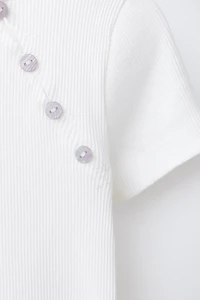 RIBBED BUTTON T-SHIRT