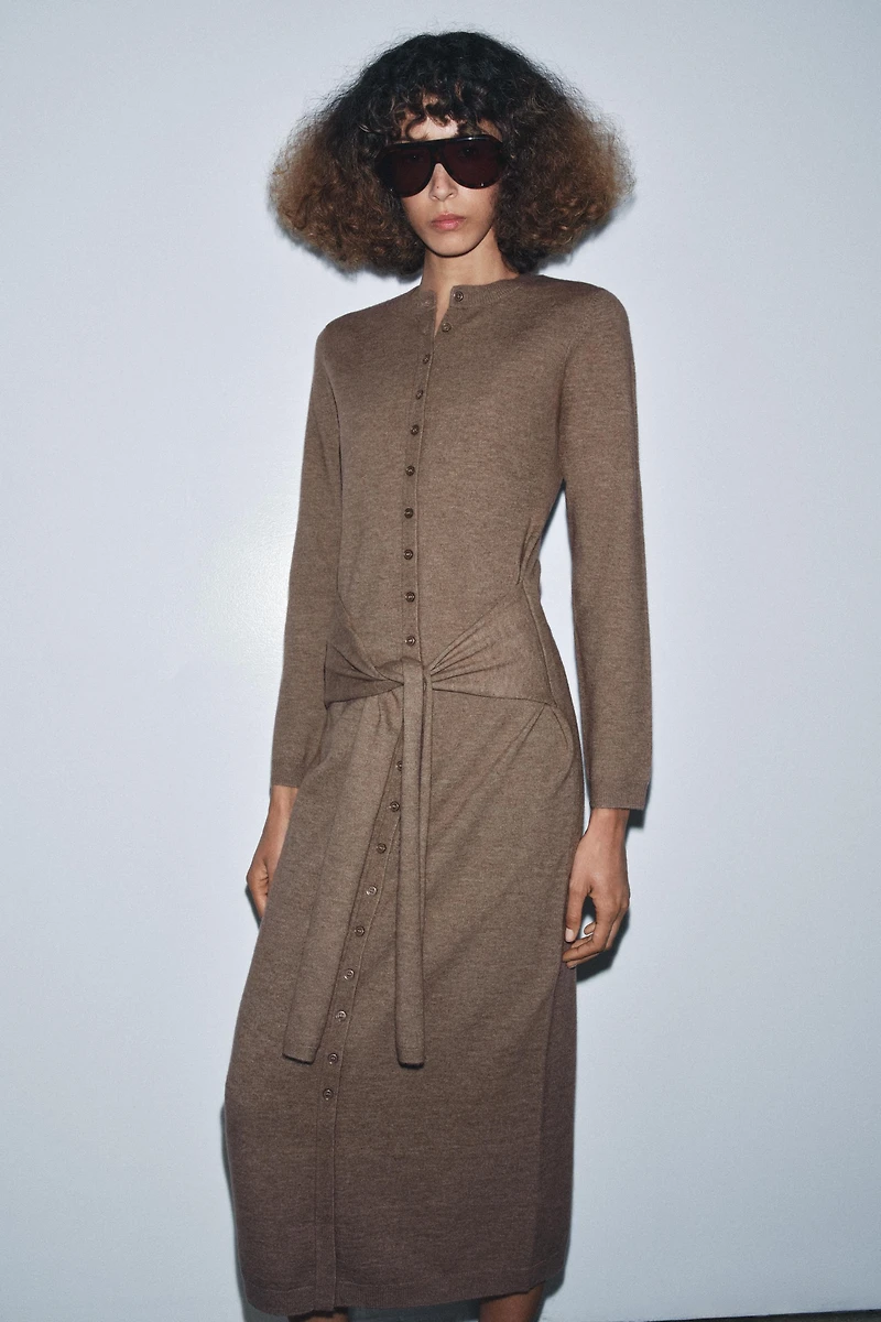 ROBE MI-LONGUE EN MAILLE AVEC CEINTURE