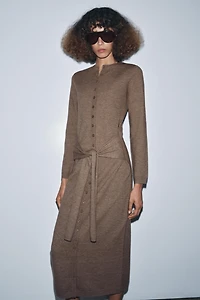 ROBE MI-LONGUE EN MAILLE AVEC CEINTURE