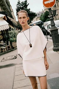 TOP EN MAILLE BRODERIES CONTRASTE