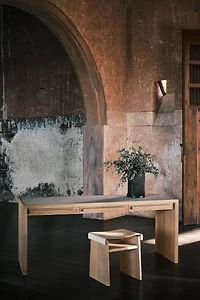 DESK 02
