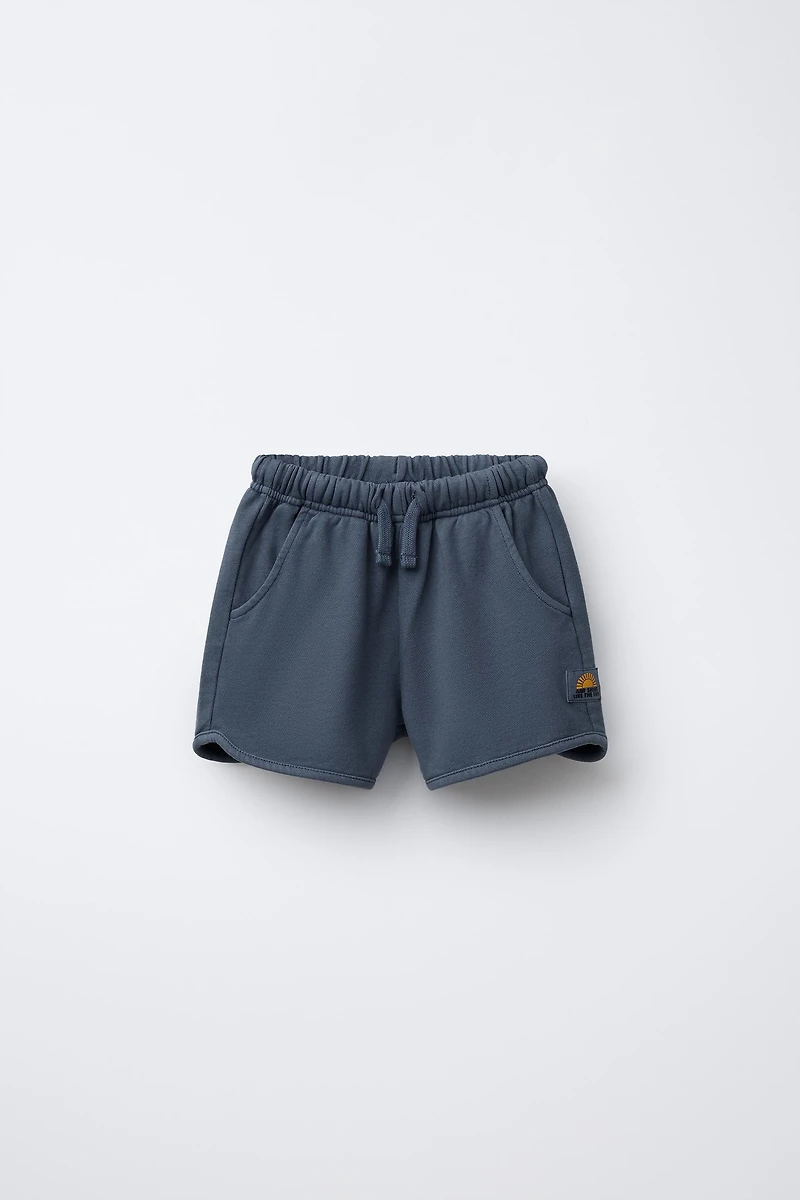 STRAIGHT GARMENT DYE LABEL PLUSH SHORTS