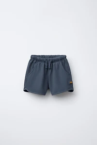 STRAIGHT GARMENT DYE LABEL PLUSH SHORTS