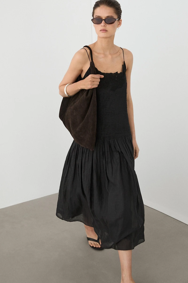 Robe midi fluide brodée avec smocks