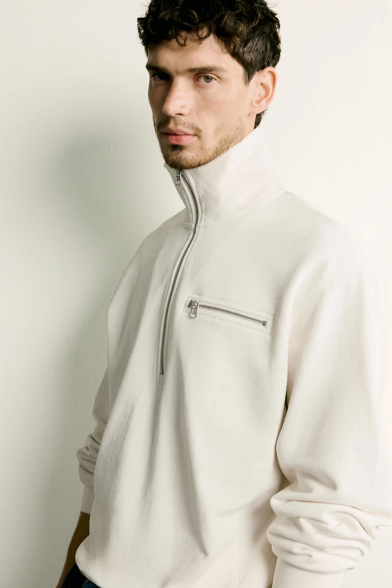 CONTRAST QUARTER-ZIP SWEATSHIRT
