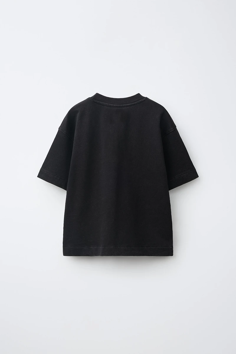 T-SHIRT EFFET DÉLAVÉ À POCHE ET ÉTIQUETTE