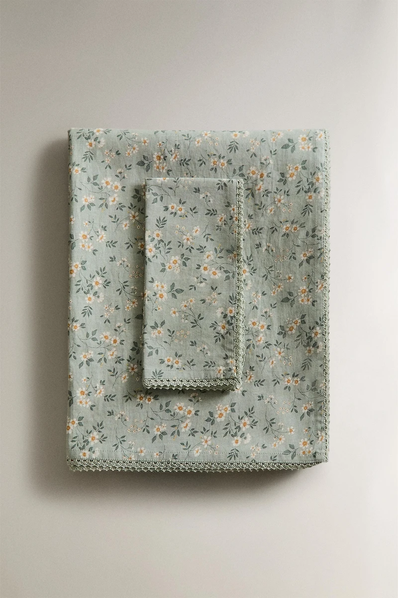 WILDFLOWER TABLECLOTH WITH LACE TRIM