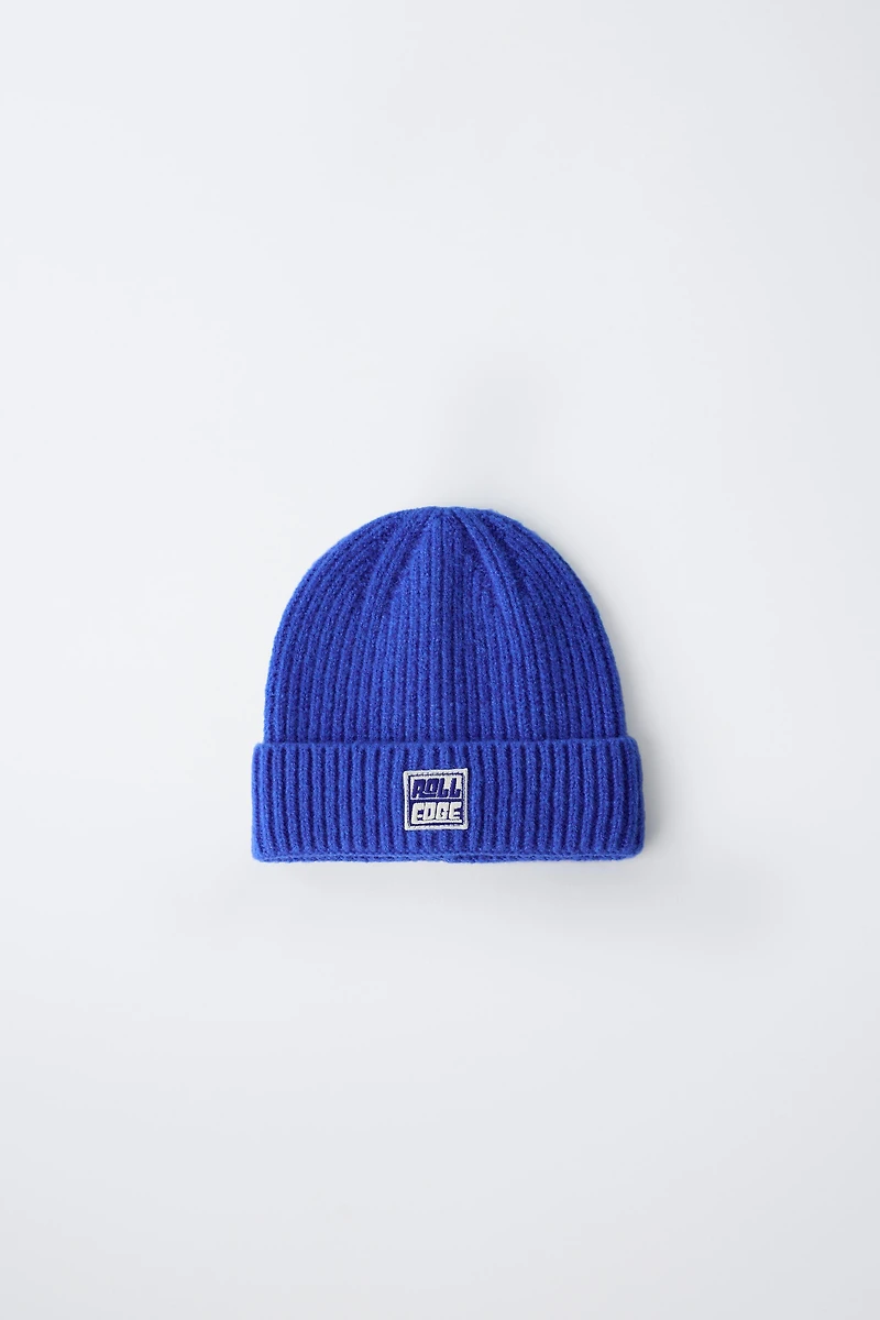 KNIT HAT WITH LABEL