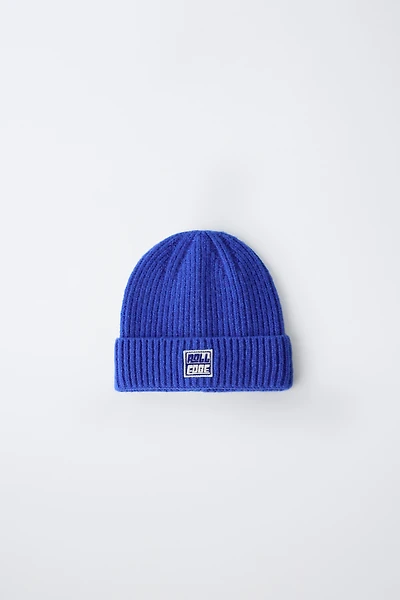 KNIT HAT WITH LABEL