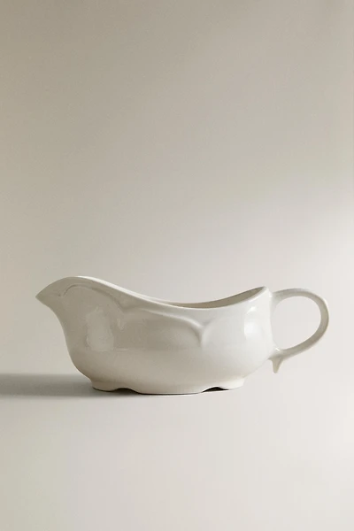 PORCELAIN GRAVY BOAT WITH A RAISED DESIGN