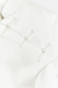 ROBE COURTE SATINÉE À BRANDEBOURGS