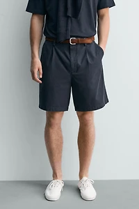 SHORT REGULAR FIT À PLIS