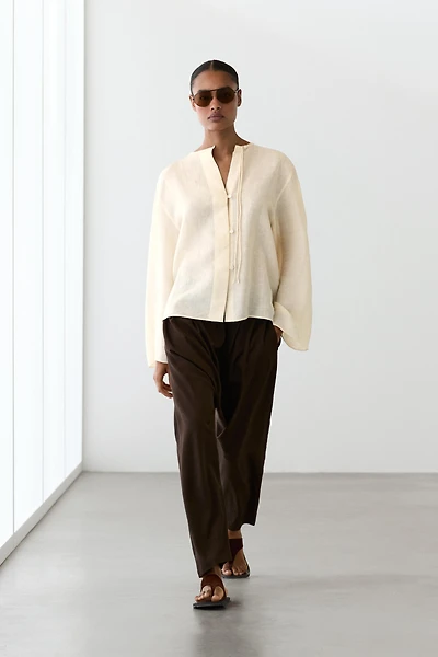 100% linen shirt with neckline detail