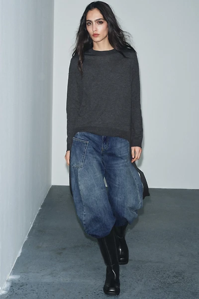 PULL EN MAILLE AVEC BANDES LATÉRALES