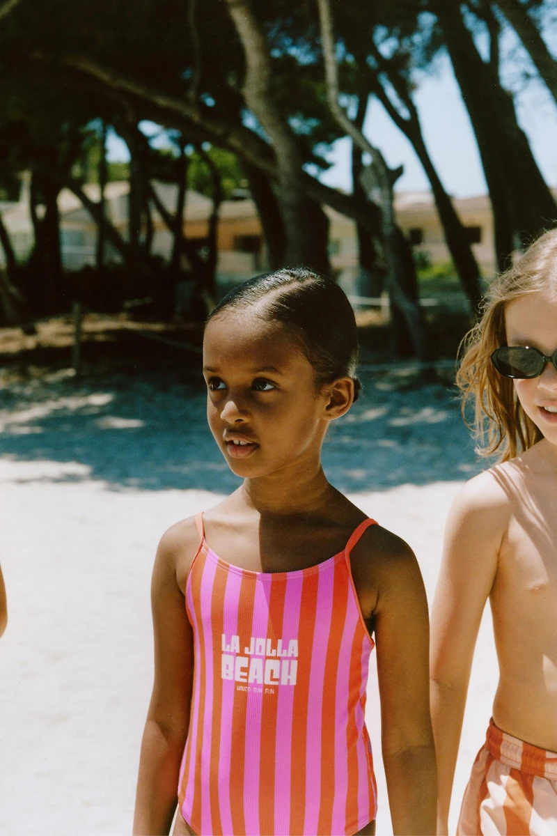 6-14 YEARS / STRIPED TEXT LA JOLLA BEACH SWIMSUIT