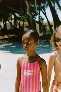 6-14 YEARS / STRIPED TEXT LA JOLLA BEACH SWIMSUIT