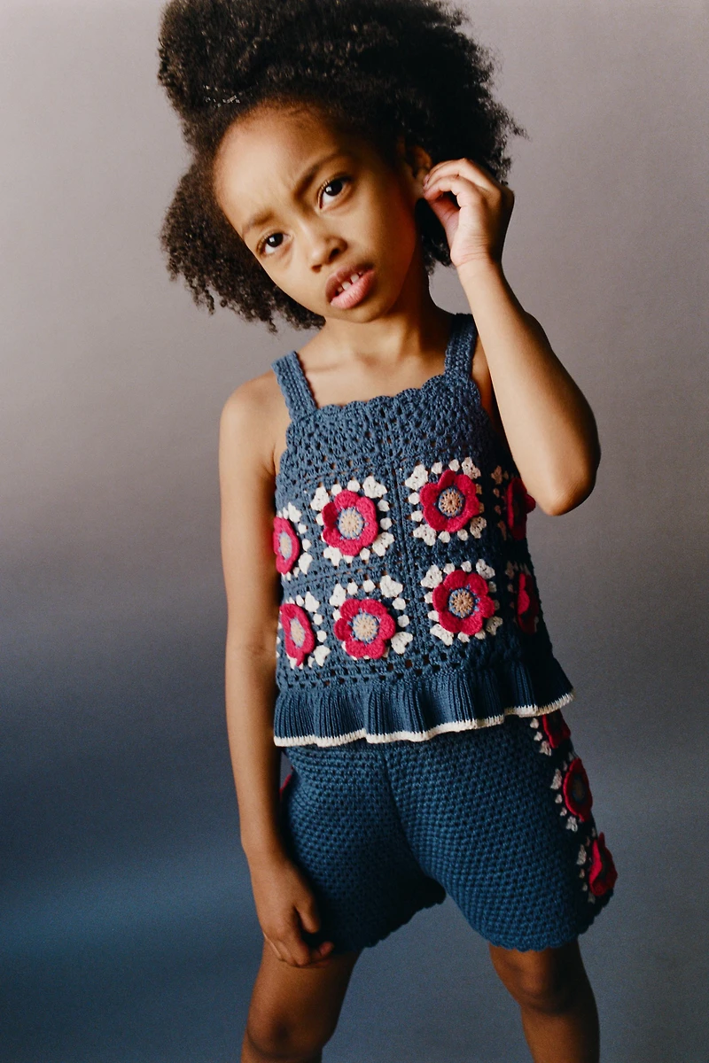 CROCHETED FLOWER KNIT TOP