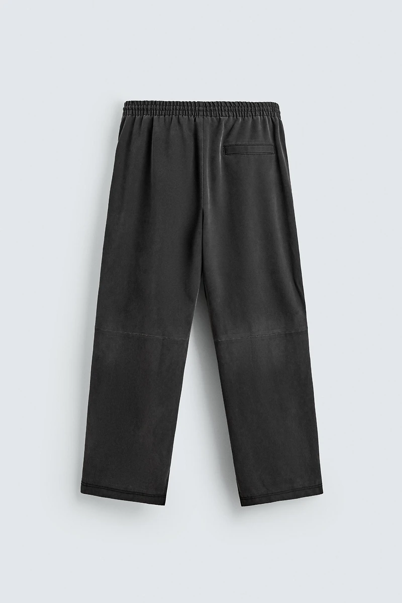 PANTALON RELAXED FIT CLOUS MATIÈRE SYNTHÉTIQUE