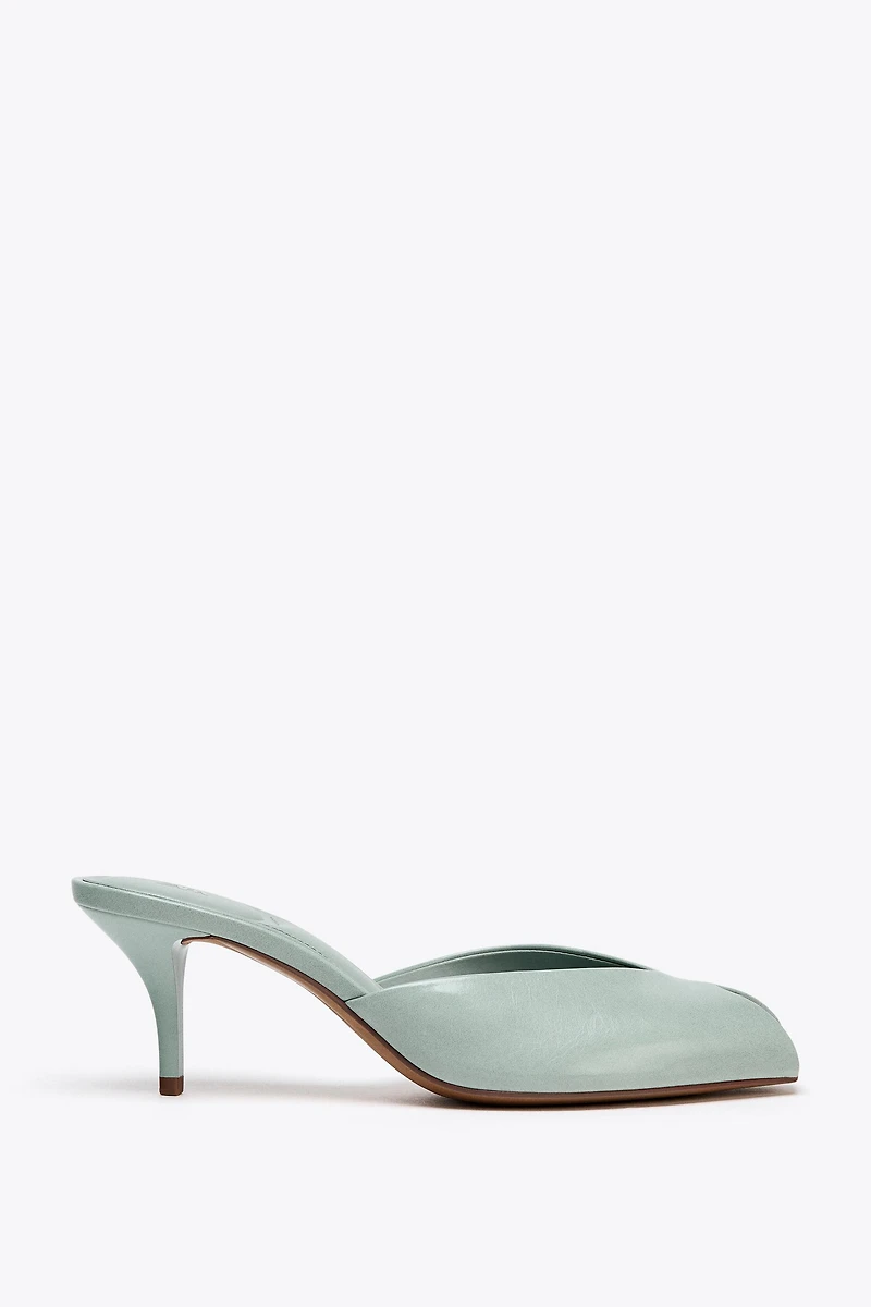 PATENT EFFECT SANDALS