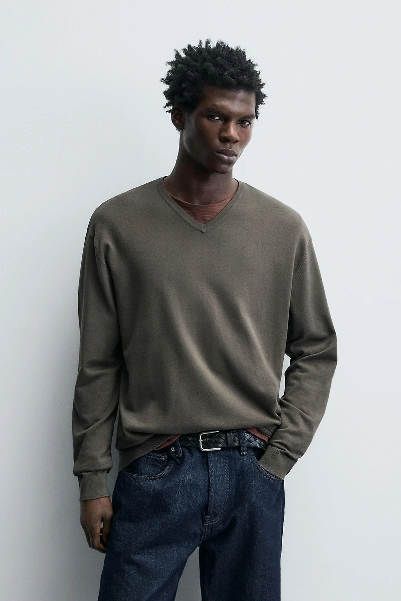 PULL BASIQUE À COL EN V