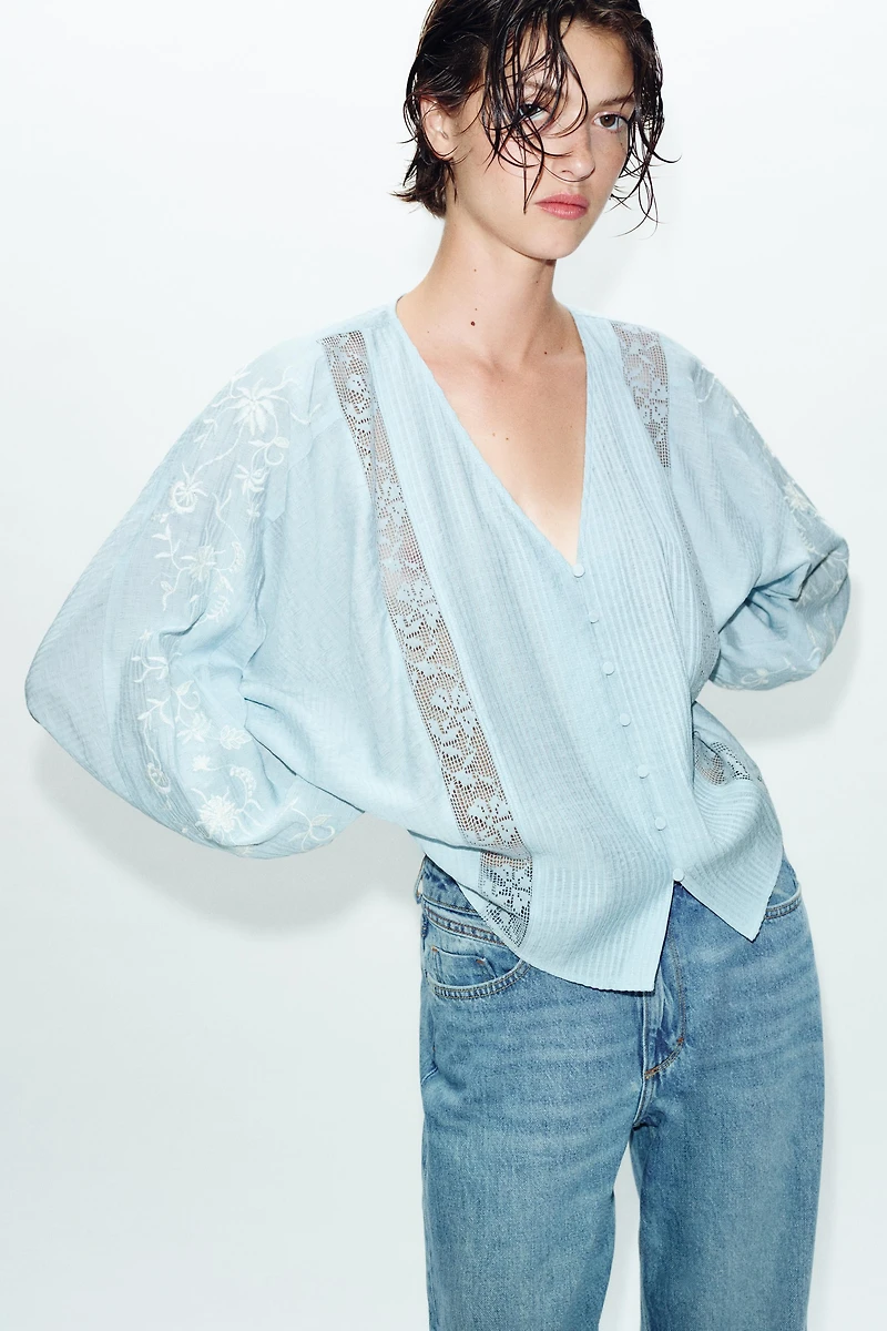 BLOUSE BRODERIES CONTRASTANTES