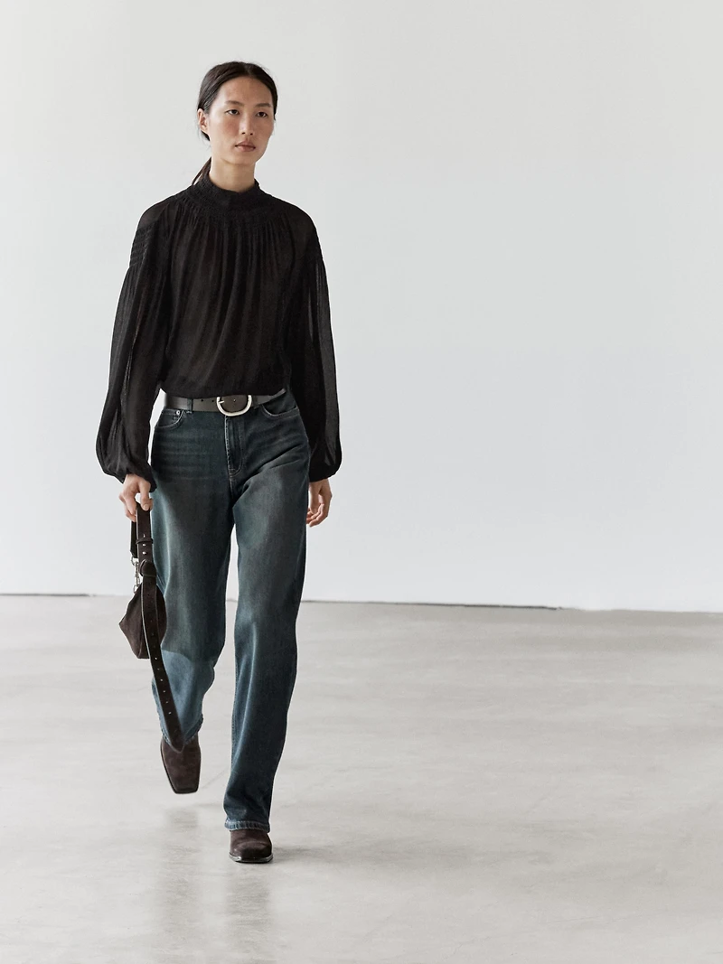 Flowing blouse with collar detail