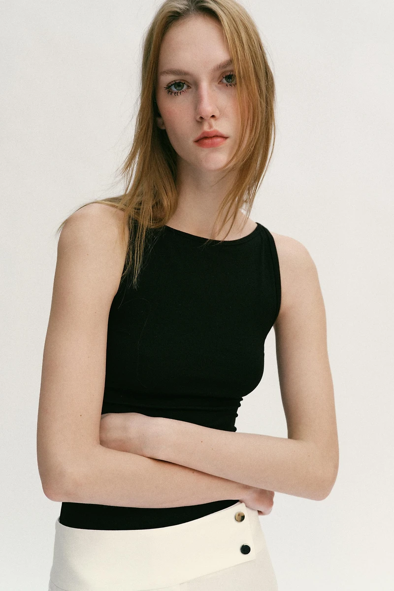 MINIMAL SLEEVELESS T-SHIRT