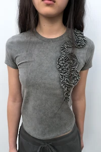 WASHED EMBOSSED FLOWER T-SHIRT