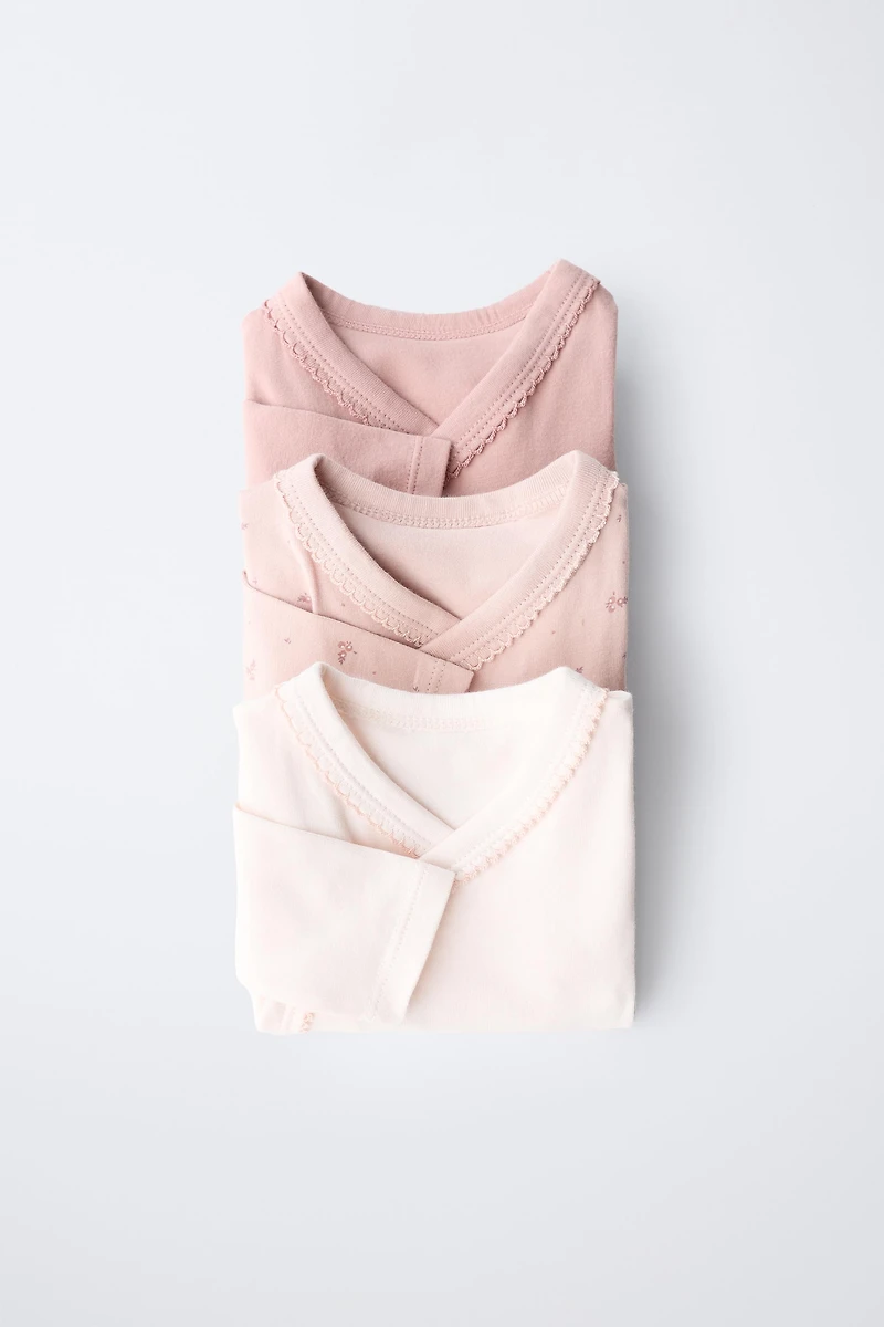 LOT DE TROIS BODYS COL KIMONO FLEURS